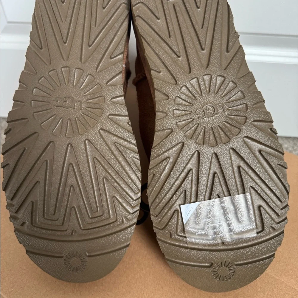 UGG Classic Short II Tan Boots - Picture 4 of 6